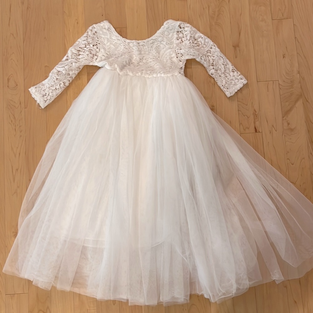 Beautiful flower girl dress. Bought from Etsy. Size 4. White.